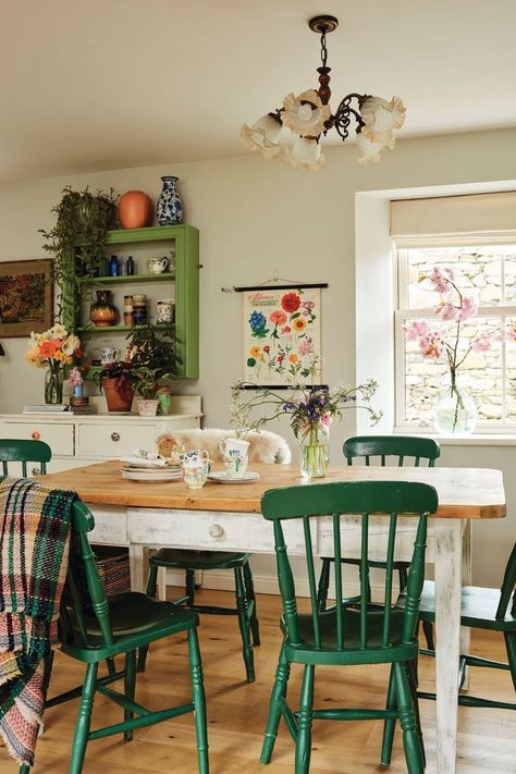 Traditional Colorful Home, Colourful Family Home, Spanish Apartment Barcelona, Eclectic Kitchen Dining Room Combo, Funky Cottage Interiors, Minimalist Cottage Kitchen, Cottage Core Tv Stand, Vintage French Cottage Decor, Colourful Cottage Interior