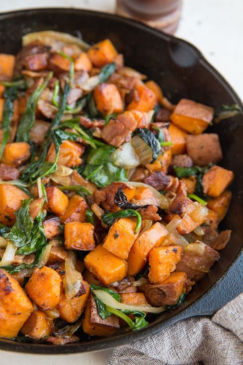 Sweet Potato Hash With Bacon and Spinach - The Roasted Root Mexican Sweet Potato, Sweet Potato Hash Recipe, Mexican Sweet Potatoes, Potatoes Healthy, Potato Hash Recipe, Hash Recipe, Sweet Potato Black Beans, Sweet Potato Spinach, Stuffed Sweet Potato Healthy