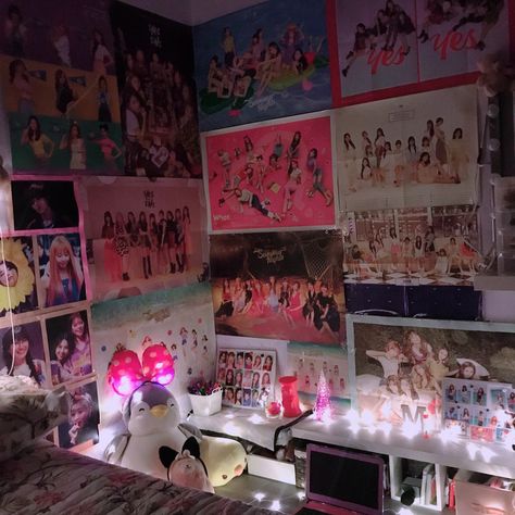 Twice Bedroom, Twice Room Decor Kpop, Itzy Room Decor, Twice Room Decor, Twice Room, Itzy Sticker, Album Shelf, Ideas Habitaciones, Kpop Room