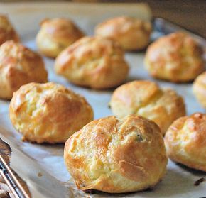 Classic Gruyere Gougeres - a great make-ahead party snack for the holidays #thanksgiving Cheesy Puffs, Holiday Party Appetizers, Lemon Thyme, Party Snack, Snacks Für Party, Small Bites, Party Snacks, Appetizers For Party, Appetizer Snacks