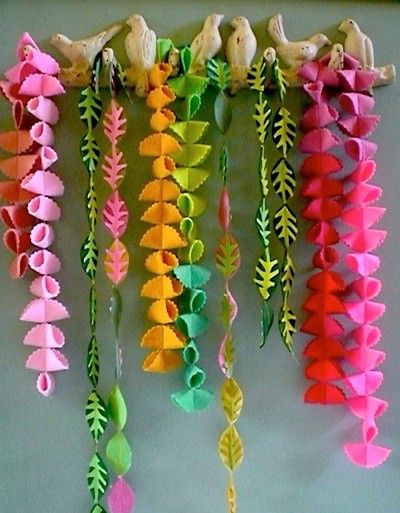 Felt flower vines--hmm....lots of possible transmutations Circle Garland, Baby Mobil, Messy Kids, Fiesta Tropical, Backyard Gazebo, Felt Garland, Neutral Walls, Kids Diy, Deco Floral