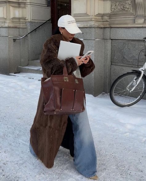 in awe Brown Fur Coat Outfit, Brown Fur Coat, Fur Coat Outfit, Cold Fashion, Cozy Winter Outfits, Autumn Fits, Coat Outfit, Estilo Preppy, Looks Street Style