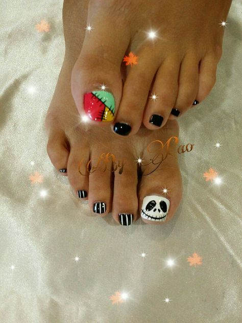 Halloween toe nails Cute Pedicure Ideas Fall, Simple Halloween Toe Nails, Holloween Nails Toes, Kids Halloween Nails Little, Disney Toenails Pedicures, Disney Pedicure Toenails, Halloween Toe Designs, Cute Halloween Toe Nails, Halloween Toenail Art