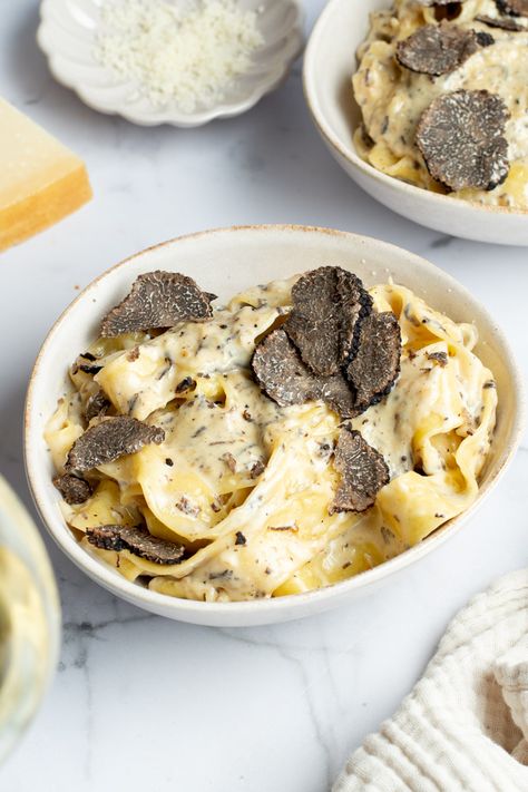 Perfectly cooked pasta in silky, velvety and super creamy sauce flavored with fresh truffle - this 15-minute dish is just remarkable! Truffle Recipe Dinner, Creamy Truffle Pasta Recipe, Fancy Pasta Dinner, Truffle Pasta Recipe, Black Truffle Pasta, Fresh Truffle, Scallop Pasta, Truffle Mac And Cheese, Truffle Pasta