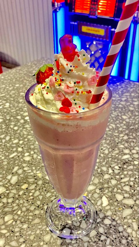 Retro Diner Aesthetic Food, 80s Diner Food, 50s Restaurant Aesthetic, 80s Restaurant Aesthetic, Milkshake Aesthetic Vintage, 90s Diner Aesthetic, 70s Diner Aesthetic, 90s Restaurant Aesthetic, Diner Aesthetic Food