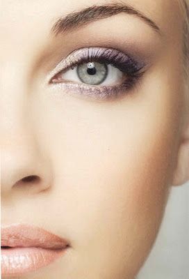 I'm loving the light purple tones here. Gorgeous for spring! Maquillage Goth, Spring Wedding Makeup, Green Eyes Pop, Amazing Wedding Makeup, Wedding Makeup For Brunettes, Wedding Makeup For Brown Eyes, Brunette Makeup, Wedding Makeup Tips, Red Lip Makeup