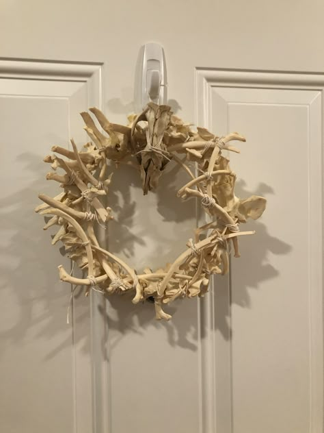 Home decor, wreath made from animal bones Bone Collecting, Bone Wreath, Bone Decorations, Oddities Decor, Taxidermy Decor, Taxidermy Art, Bone Crafts, Vulture Culture, Witchy Crafts