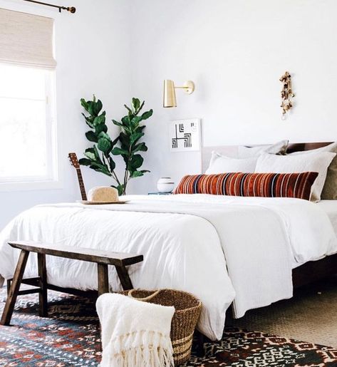 The Ultimate Airbnb Superhost Guide! - Mamma Mode White Bedroom Interior, Airbnb Superhost, Modern Eclectic Home, Green Mattress, Modern Boho Bedroom, Saturday Vibes, Comfortable Pillows, White Bedroom, Extra Income