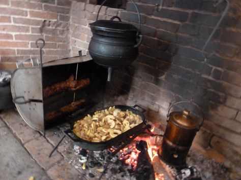 Fireplace For Cooking, Wood Fire Kitchen, Colonial Thanksgiving, Off Grid Kitchen, Cooking Fireplace, Rumford Fireplace, Primitive Fireplace, Cooking Hearth, Castle Kitchen