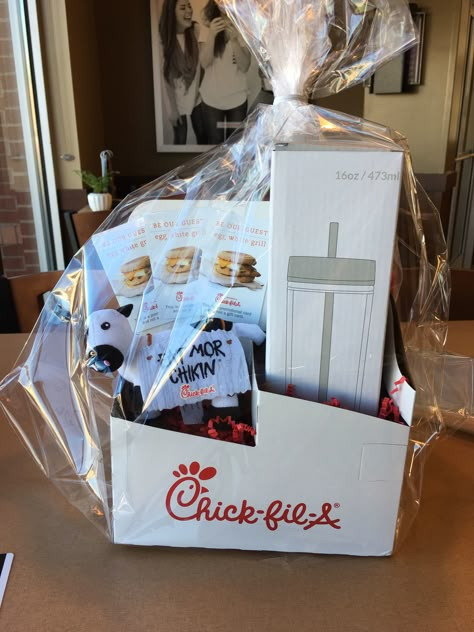 Chick Fil A Gift Basket Ideas, Cool Employee Gifts, Hoco Gift Basket, Cup Basket Gift Ideas, Fun Raffle Baskets, Fast Food Gift Card Basket, Basket Bingo Baskets, Action Basket Ideas Silent Auction, Corporate Raffle Basket Ideas