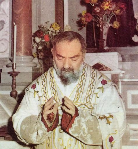 Padre Pio Quotes, St Pio Of Pietrelcina, Agnus Dei, God Heals, Christian Images, Bride Of Christ, Mary And Jesus, Sacred Art, Mother Mary