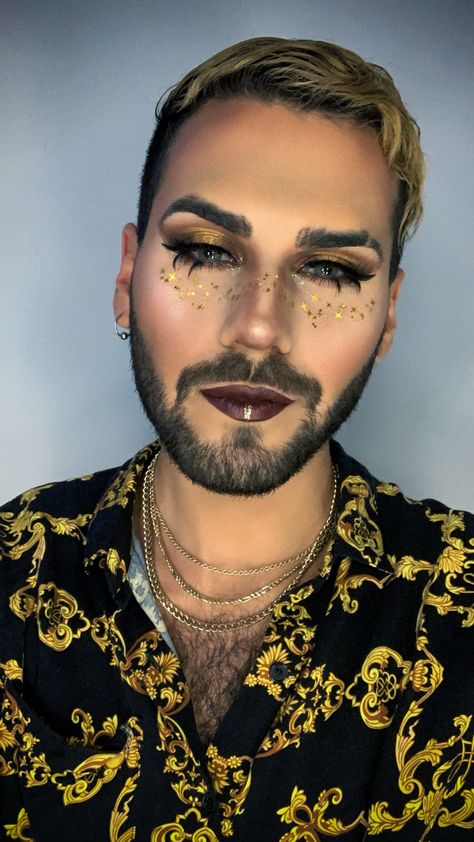 Add me on Instagram @Fabilosso #gillter #gold #makeup #mua Mens Wedding Makeup, Stage Makeup Theatre Men, Mens Makeup, Beard Makeup, Circus Makeup, Fish Makeup, Club Makeup, Gold Makeup Looks, Drag King