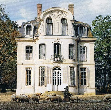 French Chateau Interiors, Escape To The Chateau, Chateaux Interiors, Chateau Style, Glam Pad, Bunny Williams, French Architecture, Chateau France, French Cottage