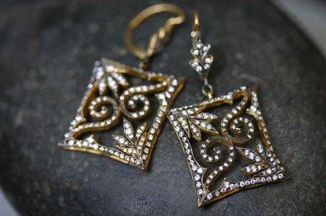 22K Recycled Blackened Gold Square Swirl Lace Earrings with Ethically Sourced Diamonds // #CWwishlist #handmadejewelry #recycledmetal #fairtradestones #ethicallysourceddiamonds #cathywaterman #earring #wedding #diamond #gold #22K Cathy Waterman Jewelry, Faberge Jewelry, Cathy Waterman, Lace Earrings, Gold Earrings Designs, Vintage Jewels, Fantasy Jewelry, Opal Earrings, Ethnic Jewelry