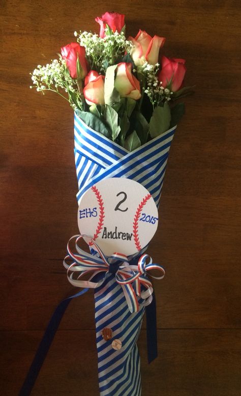 Volleyball Senior Night Bouquet, Senior Flowers Bouquets, Senior Night Flowers For Mom, Softball Bouquet, 8th Grade Softball Night Gifts, Senior Night Bouquet Ideas, Senior Night Gift Ideas Baseball, Senior Night Flowers Bouquets, Senior Night Gifts Soccer