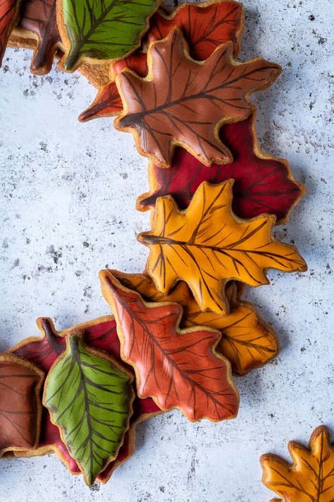 Close up of the leaf biscuits on a cookie wreath. Biscuit Wreath, Flavoured Cookies, Thanksgiving Cookies Decorated, Cookie Wreath, Vegan Autumn, Vegan Royal Icing, Cookie Halloween, Fall Decorated Cookies, Biscuits Halloween