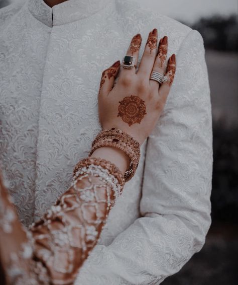 Wedding Mehendi Design, Bride Groom Photoshoot, Wedding Mehendi, Pre Wedding Photoshoot Props, Hijabi Brides, Indian Wedding Poses, Groom Photoshoot, Couple Dpz, Engagement Photography Poses