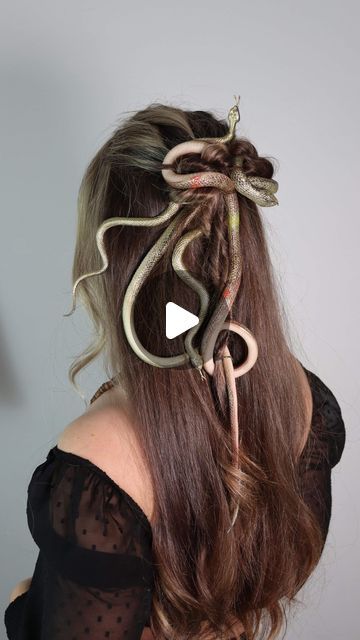 Camille Maurin on Instagram: "Medusa’s hairstyle 🐍 The failure of this video made you laugh 😜I hope you like this “successful” version just as much. #maureen #medusa #hairstyles #snake" Medusa Hair Diy, Medusa Clothes, Medusa Fancy Dress, Diy Medusa Headpiece, Medusa Hairstyle, Medusa Costume Makeup, Snake Hairstyle, Medusa Outfit, Medusa Wig