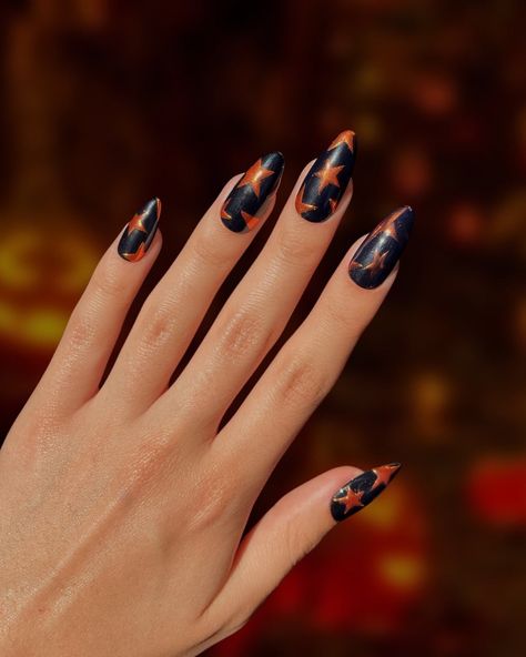 Whimsical Halloween Nails, Vintage Halloween Nail Art, Vintage Halloween Nails, Black And Orange Nail Designs, 5 Star Nails, Neon Halloween Nails, Halloween Nails Orange, Black And Orange Nails, Horror Movie Nails