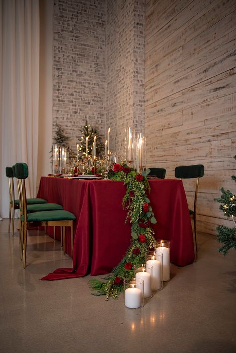 Christmas Wedding Alter, Christmas Themed Wedding Reception, Winter Wedding Design, Christmas Wedding Table Settings, Christmas Wedding Decorations Receptions, Christmas Wedding Table Decor, Nutcracker Wedding, Poinsettia Wedding, Christmas Wedding Table