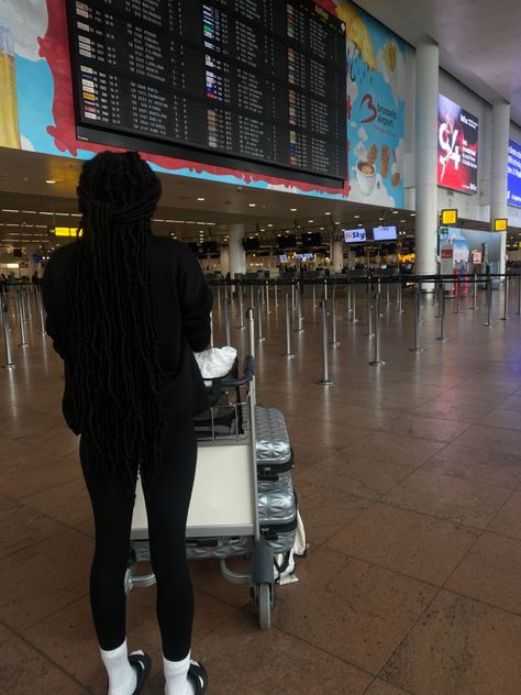 Airport black girl black outfit white socks Airport Aesthetic Black Women, Travel Aesthetic Black Women, Instagram Recreate, Solo Travel Aesthetic, Vacay Aesthetic, Moodboard Wallpaper, Vision Board Pics, Airport Pictures, Airport Aesthetic