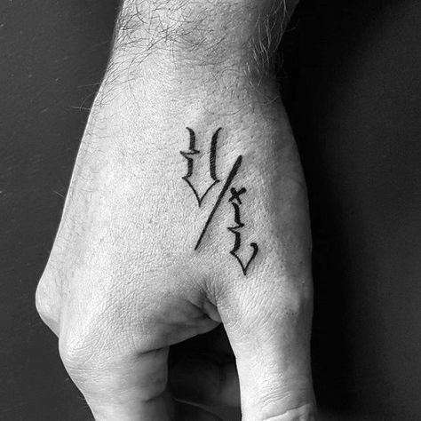 Guy With Small Decorative Letters Badass Hand Tattoo Small Letter Tattoo, Meaningful Tattoos For Men, Tattoos Masculinas, Herren Hand Tattoos, Simple Hand Tattoos, Tatuagem Masculina Pequena, Unique Small Tattoo, Tattoo Placements, Design Symbols