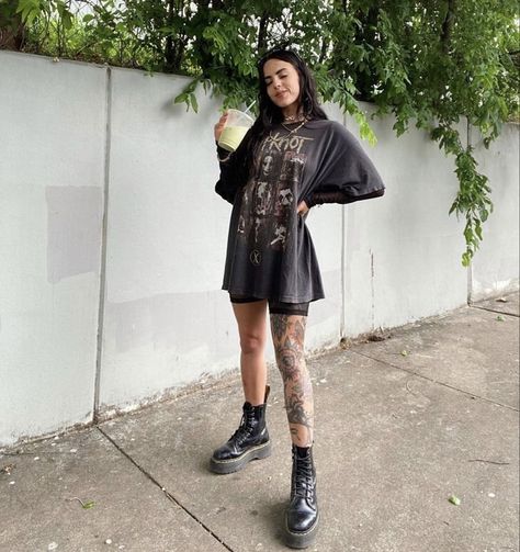 Punk Band Concert Outfit, Goth Chic Outfits Plus Size, Flannel Rock Outfits, Grunge Biker Shorts Outfit, Alternative Fashion Concert, Alternative Nashville Outfits, Alternative Festival Fashion, Millenial Alt Fashion, Edgy Midi Skirt Outfit