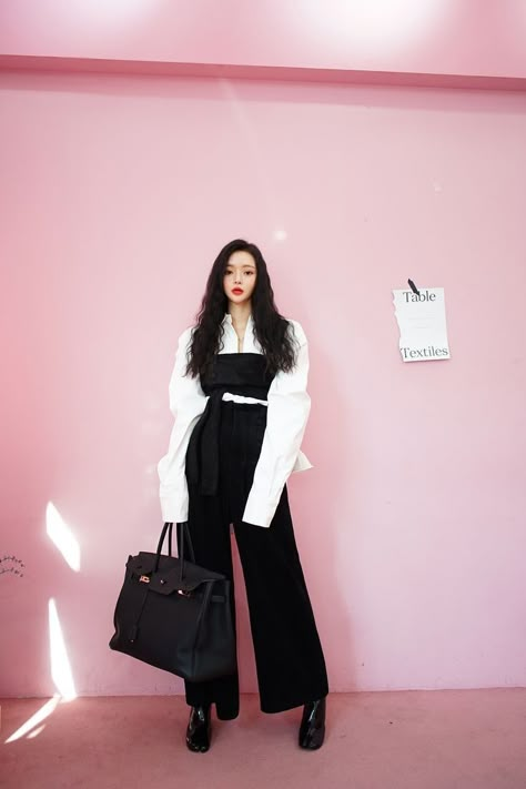 Chinese Fashion Street, Korean Girl Fashion, Ulzzang Fashion, Mode Inspo, Kpop Fashion Outfits, 가을 패션, Korean Street Fashion, Kpop Fashion, Looks Vintage