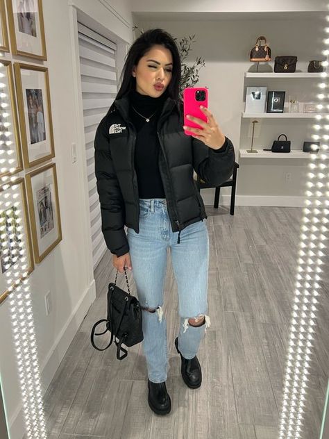 Hoodies And Jackets Outfit, Cropped North Face Jacket Outfit, Doudoune North Face, Doudoune The North Face Outfit, The North Face Women, Winter Jacket Outfits Women, North Face Hoodie Outfit, The North Face Nuptse Outfit, Retro Nuptse Jacket Outfit