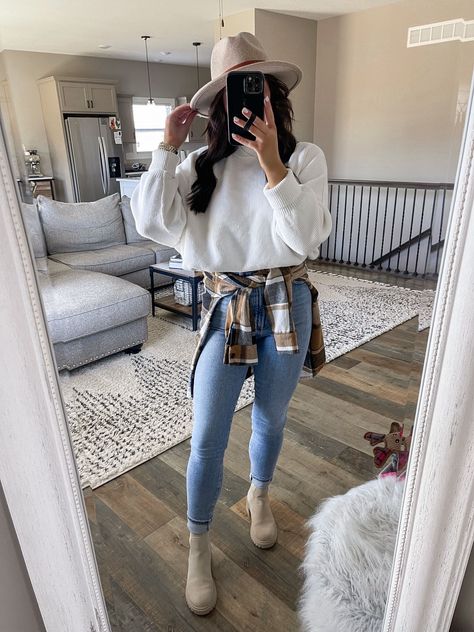 Outfit Ideas Winter Mid Size, Flannel Around Waist Outfit, Cream Boots Outfit, Bonfire Outfit, White Sweater Outfit, Flannel Outfit, Chelsea Boots Outfit, White Oversized Sweater, Winter Boots Outfits