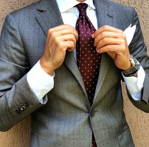 Grey suit / red tie with white dots. Grey Suit Red Tie, Suit With Maroon Tie, Suit Red Tie, Maroon Tie, Suit Styles, Charcoal Suit, Grey Suit, Stylish Mens Fashion, Mens Fashion Smart