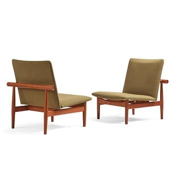 Finn Juhl, a par of 'Japan' (FD-137) easy chairs, France & Son, Denmark 1960s. - Bukowskis Finn Juhl Chair, Easy Chairs, Finn Juhl, Easy Chair, Interior Ideas, Green Fabric, Denmark, Teak, 1960s