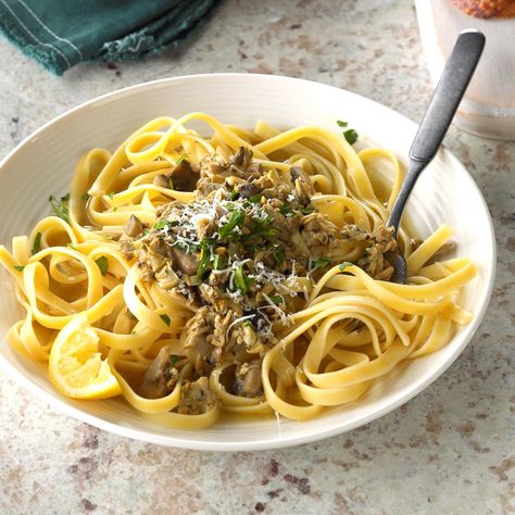 Serve this delectable clam sauce as a hot dip for holiday get-togethers. The sauce is bright and fresh with pasta, too. —Frances Pietsch, Flower Mound, Texas Clam Sauce Recipe, Italian Easter Recipes, Tuscan Chicken Pasta, Clam Sauce, Italian Easter, Easter Dishes, Insta Pot, Easy Dinners, Linguine