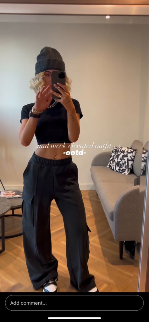 Black Baggy Sweats Outfit, Baggy Black Sweatpants For Gym, Baggy Sweatpants With Crop Top, Black Baggy Sweatpants For Sportswear, Black High Waist Sweatpants For Streetwear, Jogger And Crop Top Outfit, Crop Top And Sweatpants Outfits, Black Baggy Sweatpants Sportswear, Sweatpants Outfit Women