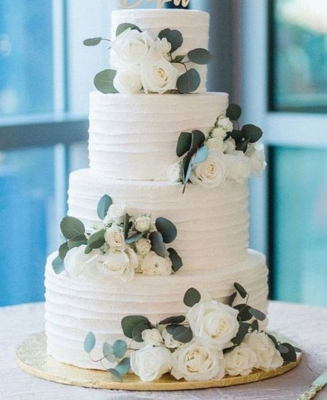 Décoration : Un mariage sur le thème de l'eucalyptus et de la nature Wedding Cake Eucalyptus, Peonies Cake, Flower Cake Decor, Botanical Cake, Vintage Pasta, Peony Cake, Green Wedding Cake, Cake With Flowers, Spring Wedding Cake