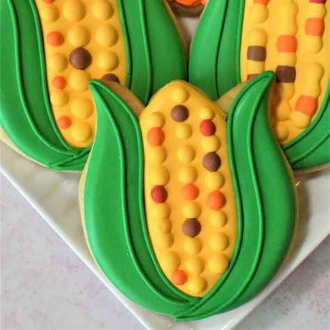 Sssshhhhhh. I have a secret! The tulip cookie cutter makes an amazing corn cob cutter! Fall Cookies Royal Icing, Fall Decorated Cookies, Deco Fruit, Cookies Royal Icing, Cookie Decorating Kit, Flooding Cookies, Rose Cookies, Iced Sugar Cookies, Thanksgiving Cookies