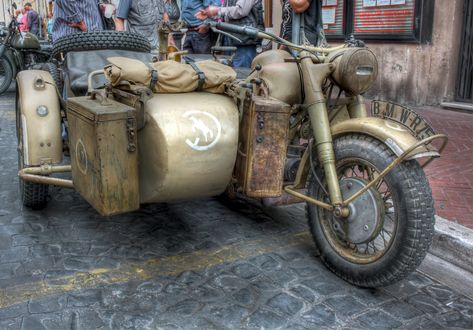 Sidecar BMW R75    If I could have motorcycle this would be it.  The R75 was rugged, stylish, and even had a powered sidecar wheel. Vintage Motorcycle Photos, German Motorcycle, Ural Motorcycle, Bmw R75, Military Motorcycle, Bmw Boxer, Motorcycle Sidecar, Motorcycle Trailer, Old Motorcycles