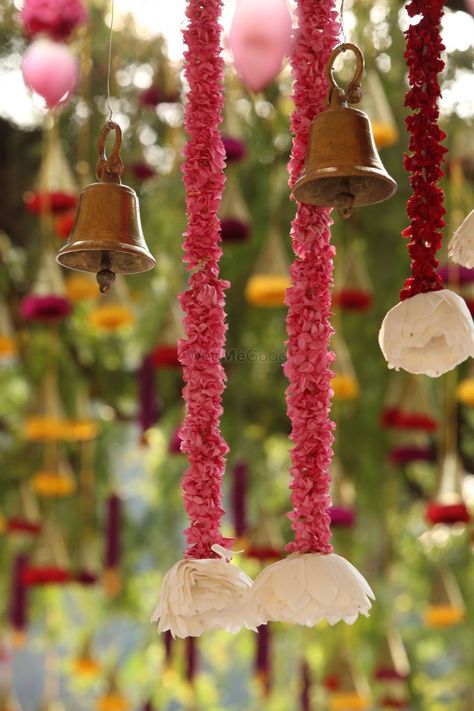 South Indian Wedding Decor, Lanterns Hanging, Indian Wedding Decor, Temple Bells, Mandap Decor, Marriage Decoration, Desi Wedding Decor, Indian Flowers, Beautiful Wedding Decorations