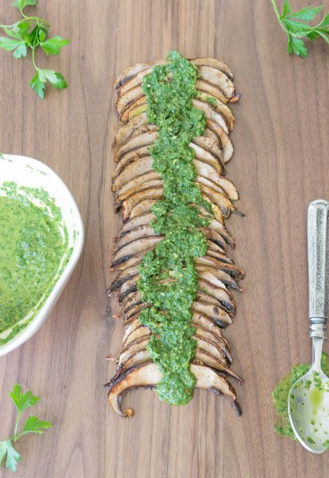 Carpaccio de champignons portobello avec sauce chimichuri (en anglais) #IGA #Recettes #Entrée Portobello Carpaccio, Chimichuri Sauce, Argentinian Chimichurri, Carpaccio Recipe, Vegan Info, Argentinian Food, Marinated Mushrooms, Taco Salad Recipes, Fast Recipes