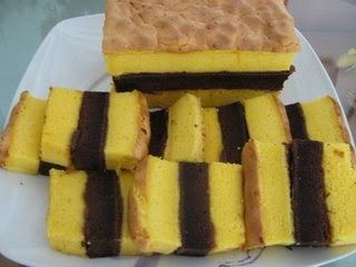 I always like to buy spiku from 'Kedai Kue-kue' at Bugis Junction. Price $8.50 half size. Until one day Cynthia told me that she could remem... Lapis Surabaya, Bolu Cake, Lapis Legit, Resep Cake, Cotton Cake, Oleh Oleh, Bread Cake, Indonesian Food, Bakery Cakes