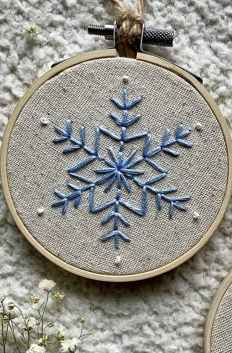 Hand Embroidery Snowflakes, Christmas Motifs Ideas, Christmas Embroidery Beginner, Snowflake Embroidery Ornament, Simple Winter Embroidery, Simple Embroidery Ornaments, Hand Embroidered Snowflakes, Embroidery Holly Leaves, Small Christmas Embroidery Ideas