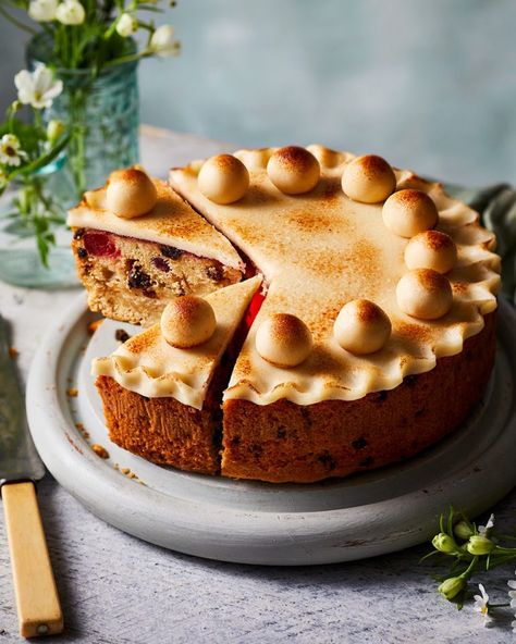 Gluten-free simnel cake Easter Baking And Desserts, Easter Cake Vegan, Sponge Cake Gluten Free, Gluten Free Victoria Sponge Cake, Gluten Free Simnel Cake Recipe, Simnel Cake Easter, Flourless Baking, Simnel Cake, Chocolate Raspberry Cake