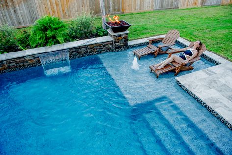 Sun shelves create the perfect space to soak up sun right from your pool! Custom Inground Pools, Inground Pool Designs, Moderne Pools, Pools Backyard Inground, Diy Swimming Pool, Small Pool Design, Backyard Pool Landscaping, Small Pools, Dream Pools