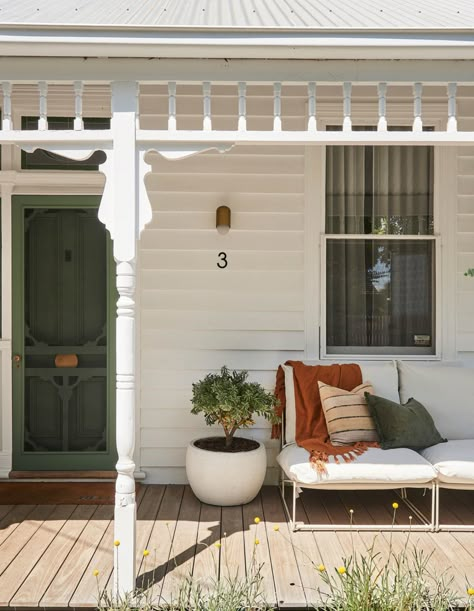 Australian Weatherboard House, 1920s Cottage Exterior, White Weatherboard House Australia, White House Green Trim, Weatherboard House Exterior, Bungalow Front Porch, Cottage Facade, Edwardian Cottage, Weatherboard Exterior