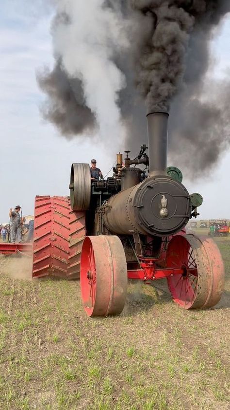 Tractor Photography, Used Farm Tractors, Supercar Blondie, Old John Deere Tractors, Tractor Barn, Steam Tractor, Tractor Photos, Steam Engine Model, Tractor Pictures