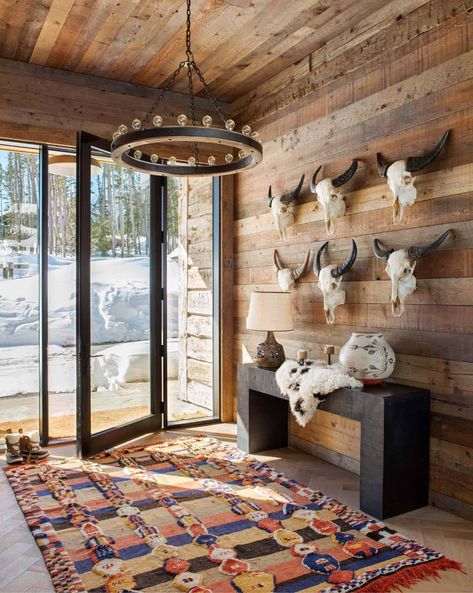 Chalet-like home with Boho vibe set against the majestic Rocky Mountains Modern Western Home Decor, Western Interior Design, Yellowstone Club, Western Interior, Mountain Mama, Southwestern Home, Casa Country, Ranch Decor, Modern Ranch