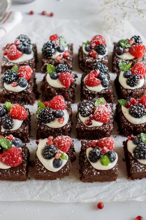 Almond Flour Chocolate Brownies Brownies For A Party, Brownies Serving Ideas, Brownies For Wedding Reception, Small Desserts For Weddings, Brownie Squares Mini, Cute Brownies Ideas, Fancy Brownies Pretty, Chocolate Brownie Decoration, Brownie Ideas Decoration