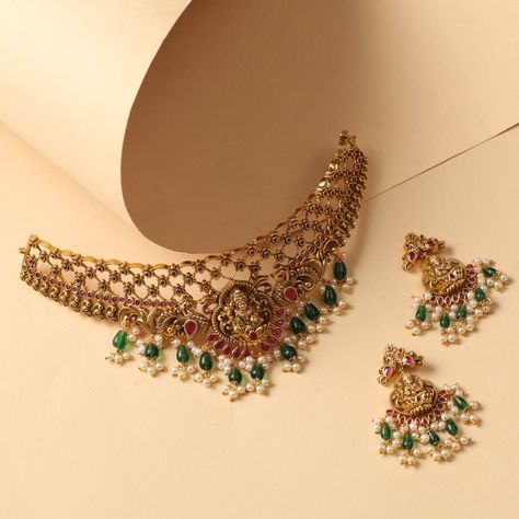 Description Introducing our mesmerizing Antique Gold Plated Choker Necklace, a true masterpiece that embodies the essence of Indian craftsmanship and heritage. This exquisite piece showcases the divine beauty of Goddess Lakshmi, with her enchanting image adorning the center of the necklace, radiating prosperity and grace with semi-precious stones. Style it for a wedding party or any festive occasion with your ethnics. Details & Specifications: Materials used: Brass Alloy with Antique Gold Platin Chokers Gold Indian Bridal Jewelry, Gold Choker Necklace Indian Bridal, Choker Necklace Designs Gold Indian, Gold Choker Necklace Indian, Wedding Jewellery Designs, Choker Jewellery, Indian Choker Necklace, Kundan Jewellery Bridal, Choker Necklace Designs