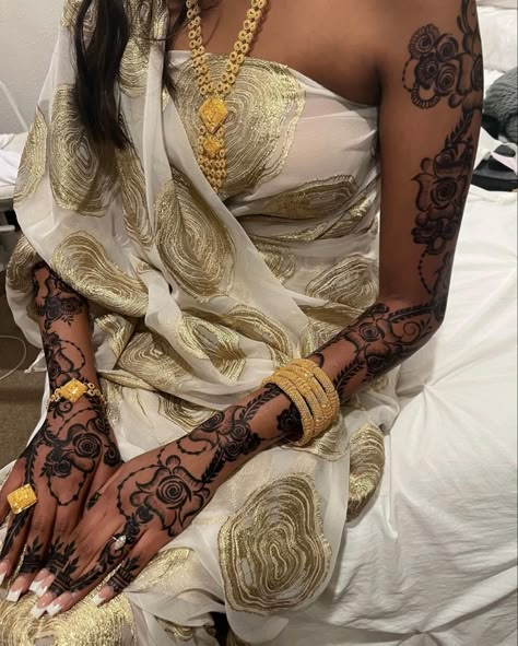 Somali Clothes, Somali Clothing, Somali Culture, Somali Wedding, Wedding Henna Designs, Cute Henna Designs, Henna Style Tattoos, Cute Henna, Modern Henna