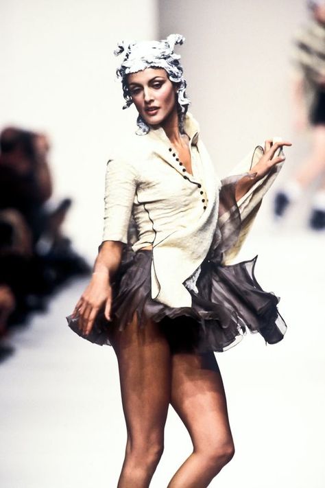 John Galliano 1994, 90s High Fashion, 2000s Fashion Icons, Streetwear Inspo, 1990s Fashion, Old Hollywood Glamour, John Galliano, Mode Inspo, Runway Collection